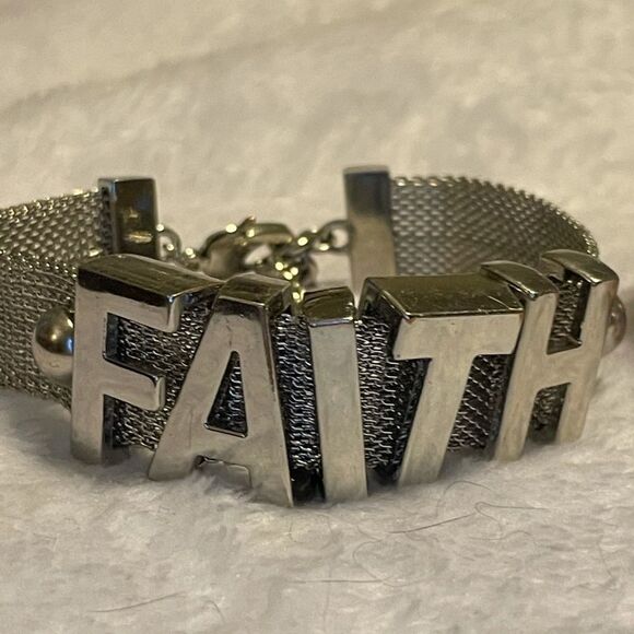 BCBGeneration Lot of two Cuff Bracelet FAITH LOVE Silver, Rose Gold on White - Picture 2 of 8